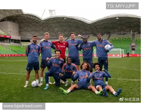 足球明星亲自赠送球裤照片分享球迷热情与运动精神