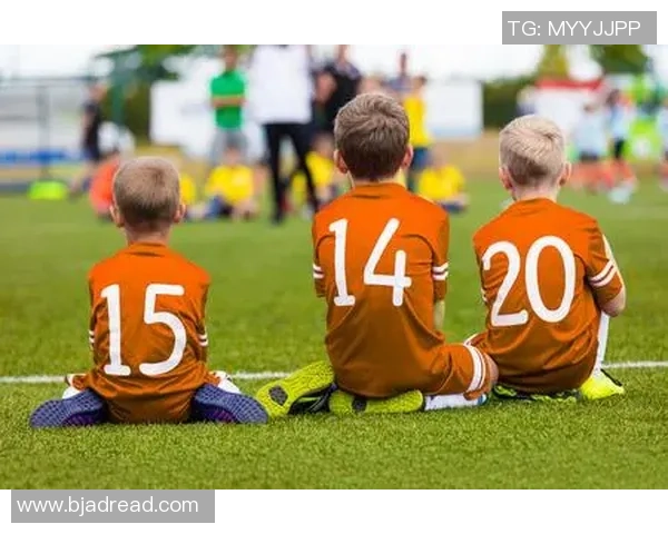 橙色头像下的足球明星男孩展现激情与梦想的完美结合